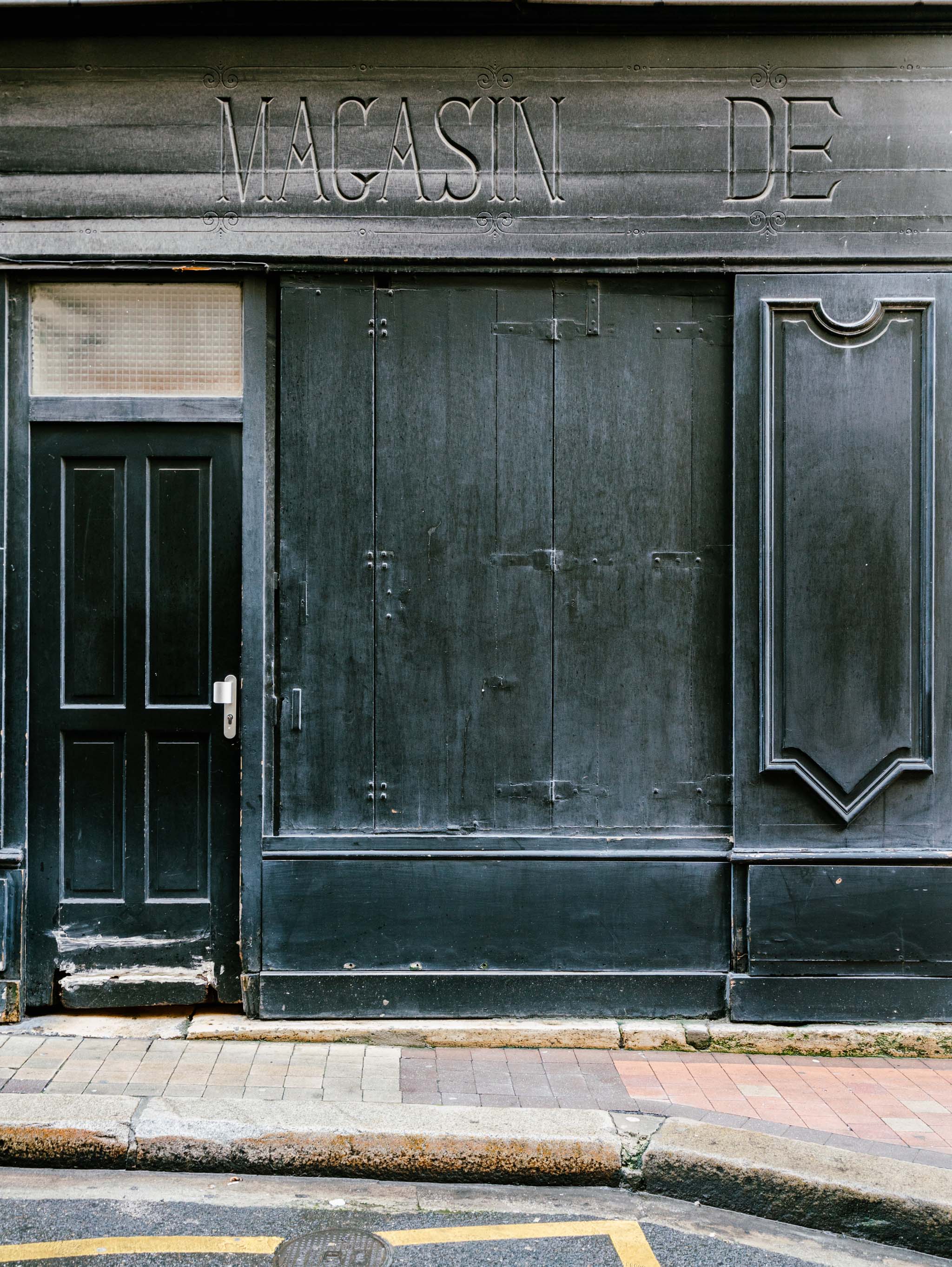 façade noire bordeaux