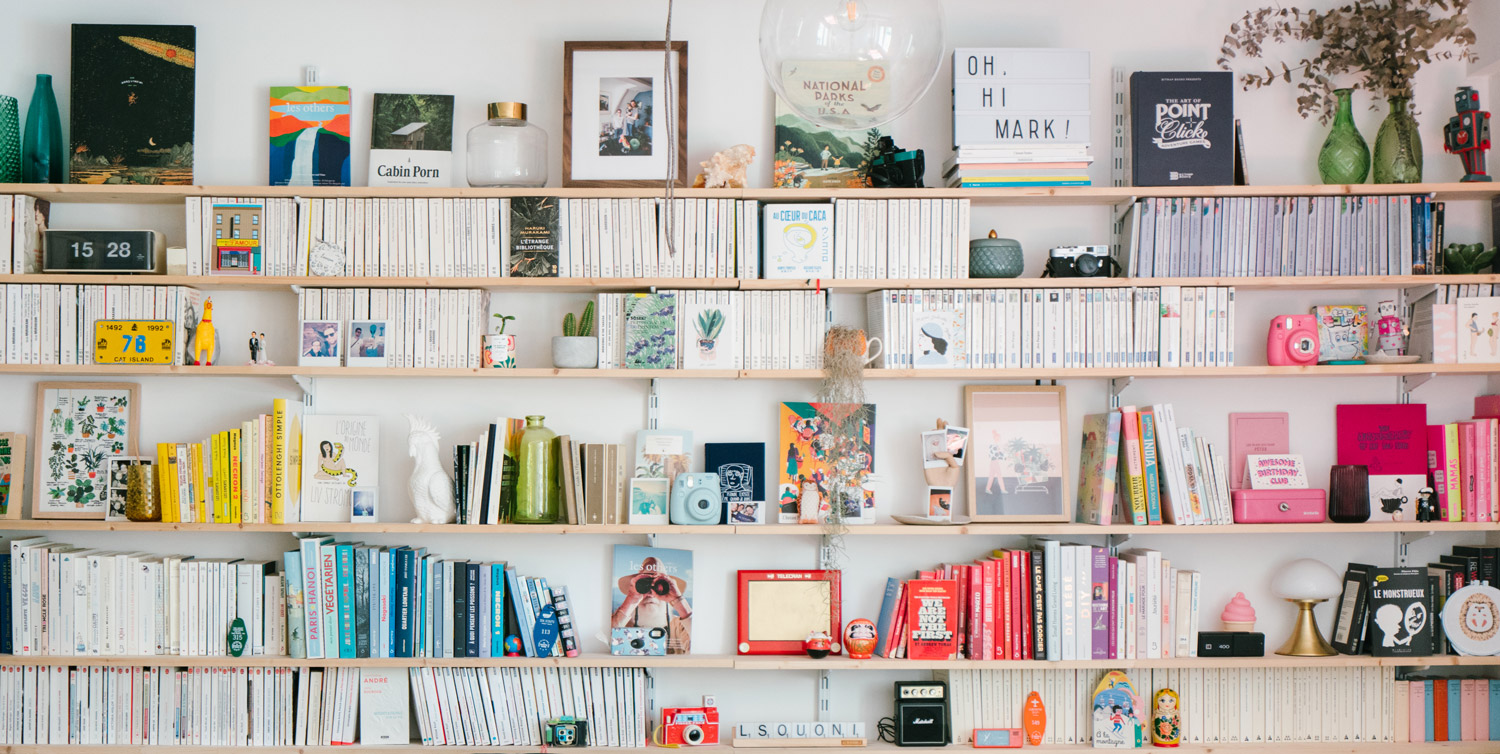 mur de livres dans maison