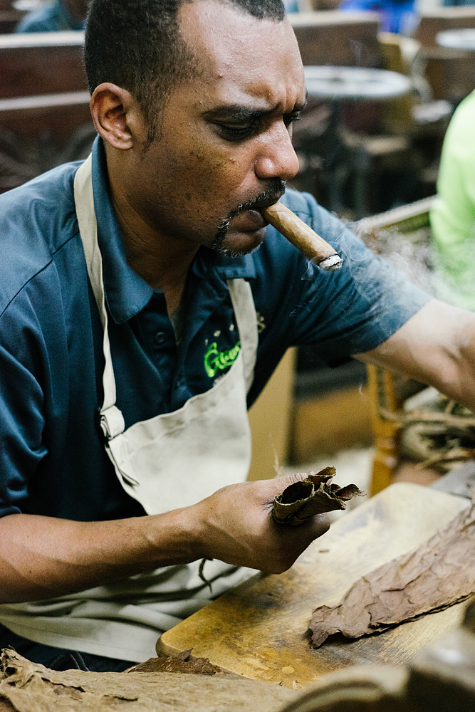 Fabrique de cigares aux Bahamas