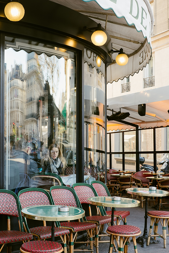 parisienne au café de flore