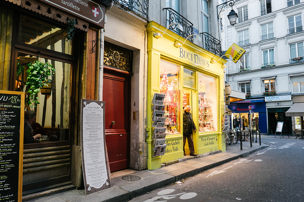 vitrine jaune journaux paris buci news