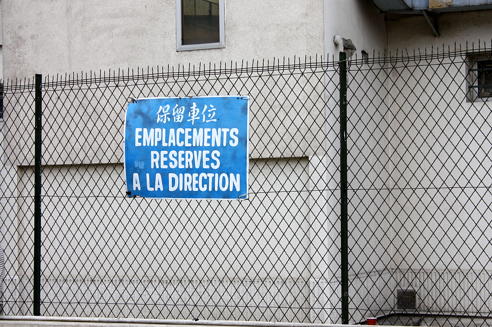 Emplacements réservés à la direction