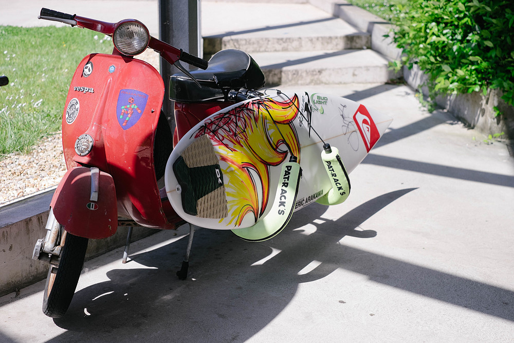 planche de surf sur scooter