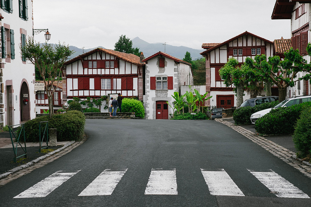 ainhoa maison traditionnelle basque