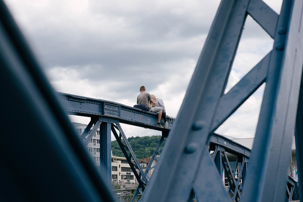 amoureux sur le pont bleu de freiburg