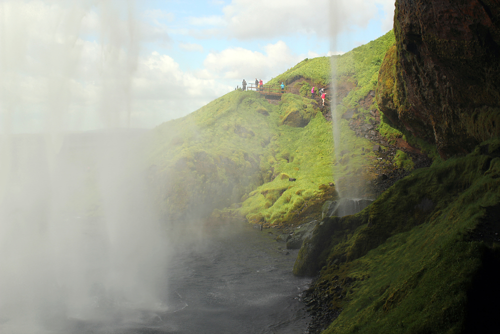 Derrière la cascade