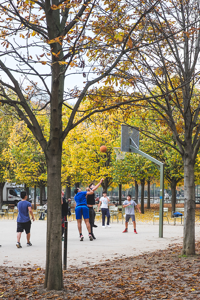 jouer au basket au jardin du luxembourg
