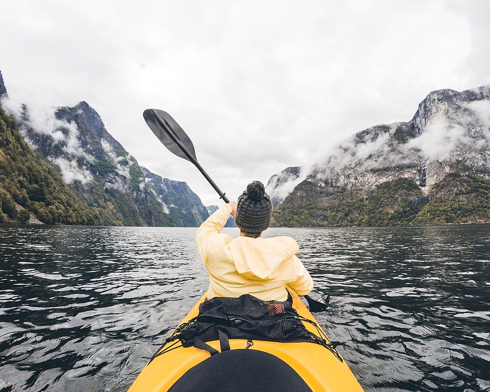 kayak dans les fjords en norvège