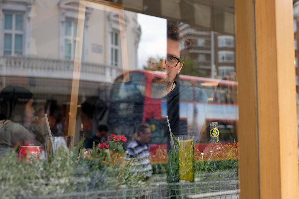 reflet dans la vitre