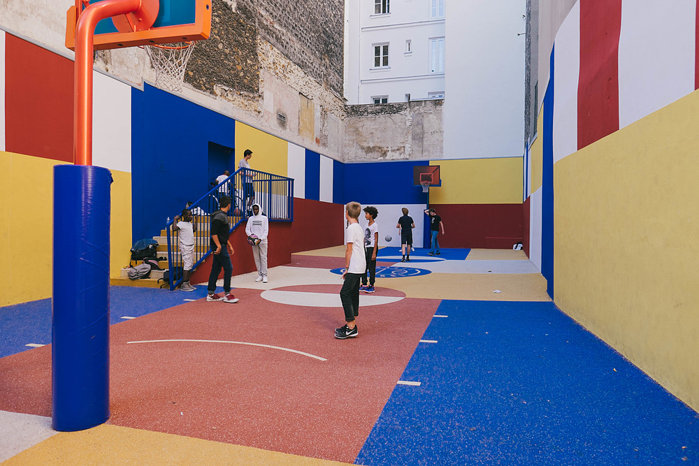 terrain de basket coloré à paris