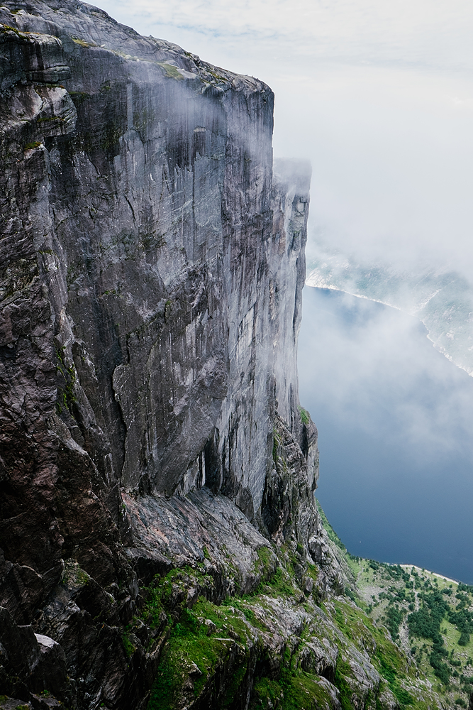 kjeragbolten base jump