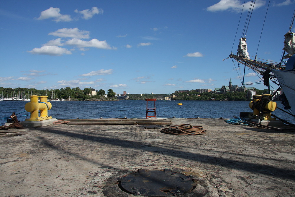 chaise sur le port stockholm