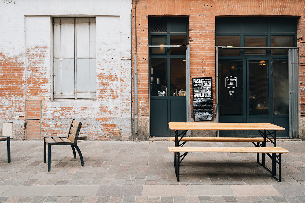 les coudes sur la table toulouse