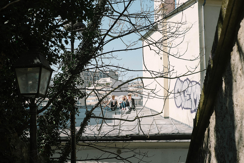 gens sur les toits de paris